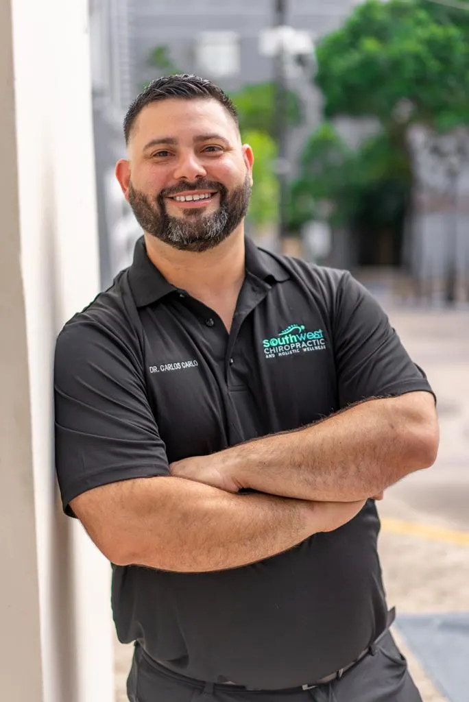Dr. Carlos A. Carlo Torres realizando ajuste quiropráctico en San Juan PR