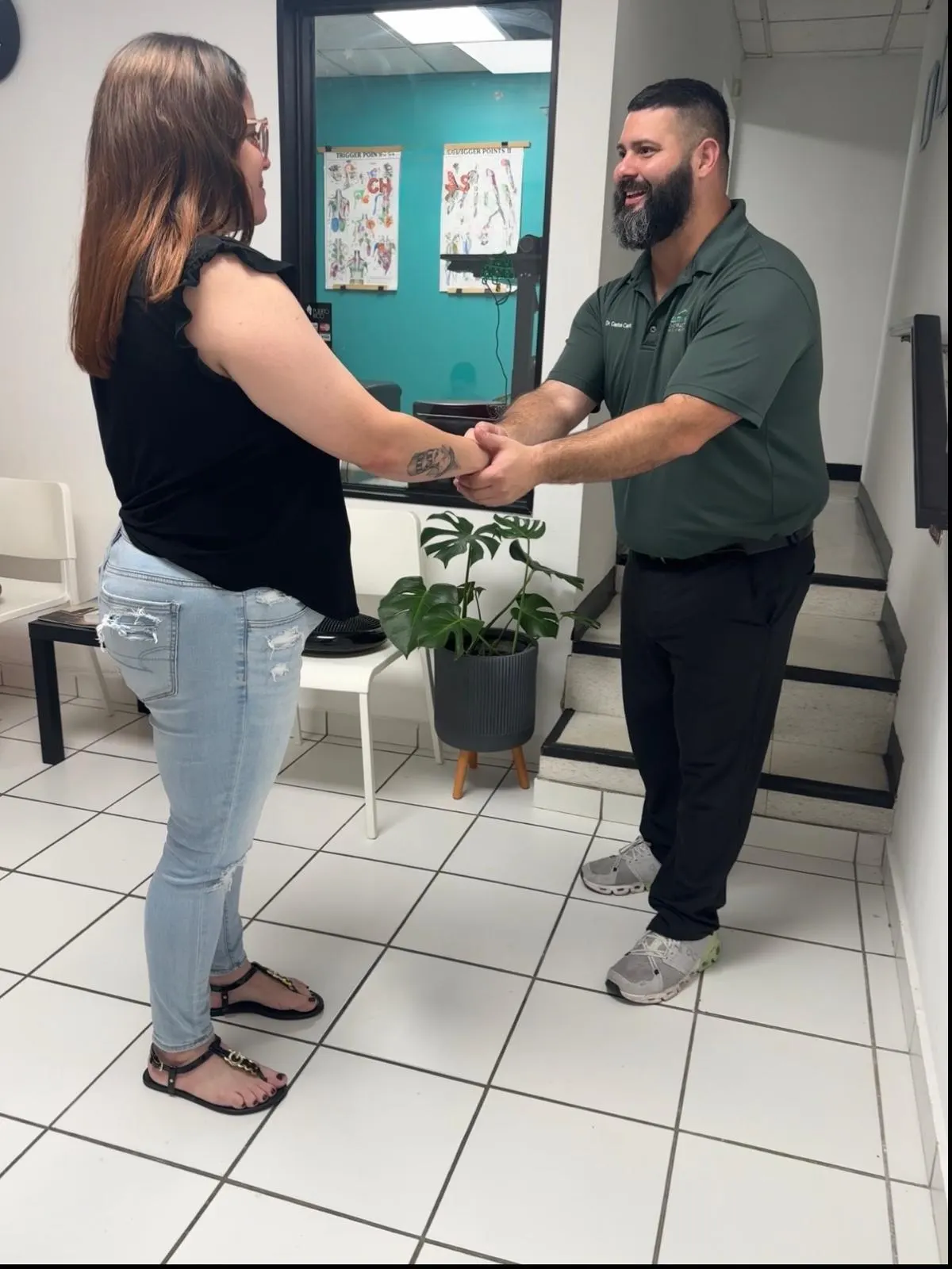 Dr. Carlos A. Carlo Torres orientando a una paciente en Southwest Chiropractic, San Juan PR